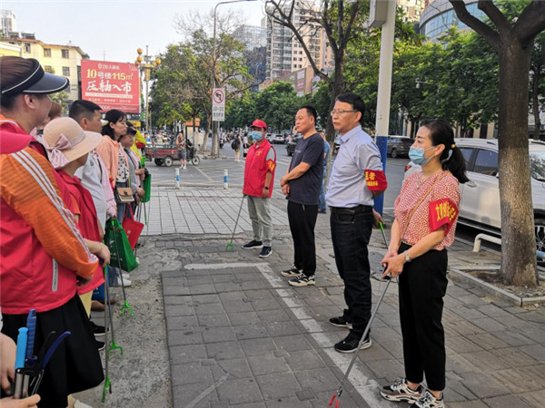 淮南朝陽街道開展“舉黨旗 促創(chuàng)建”環(huán)境整治志愿服務(wù)活動