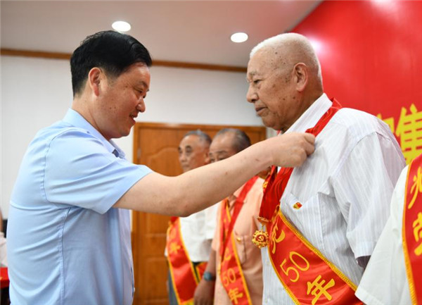 淮南謝家集區召開“光榮在黨50年”老黨員老干部座談會