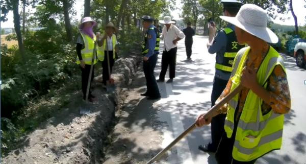 淮南市交通執法支隊依法查處一起擅自挖掘公路的違法違規行為
