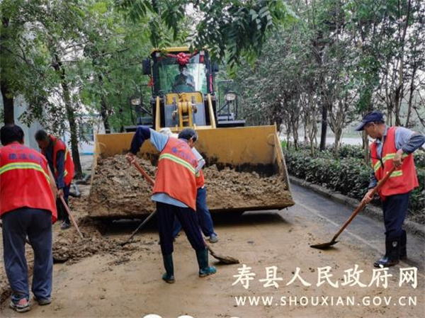 淮南壽縣環衛雨后清淤保持道路干凈整潔