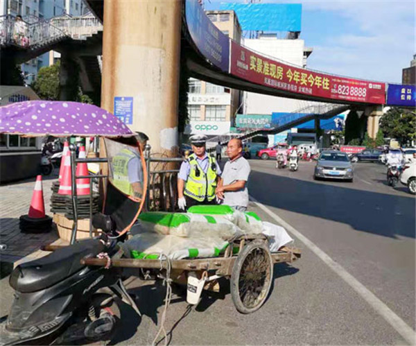 淮南電動(dòng)車拖行架子車 交警及時(shí)糾正除隱患