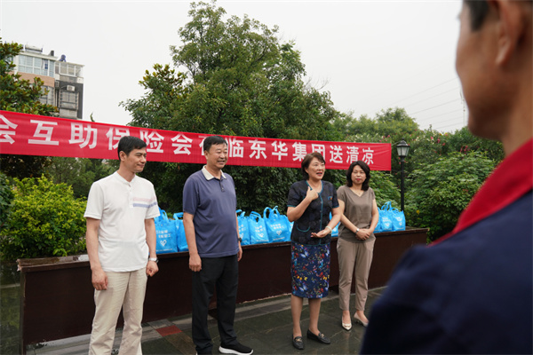 淮南：職工保險互助會開展“夏送清涼，關愛會員”活動