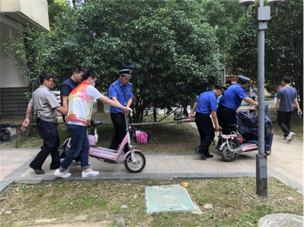 淮南市聯合執法進小區 共同治理“亂停放”