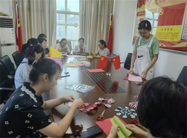 淮南市城鄉居保中心黨支部開展“弘揚傳統節日文化，歡慶七夕學剪紙”主題黨日活動