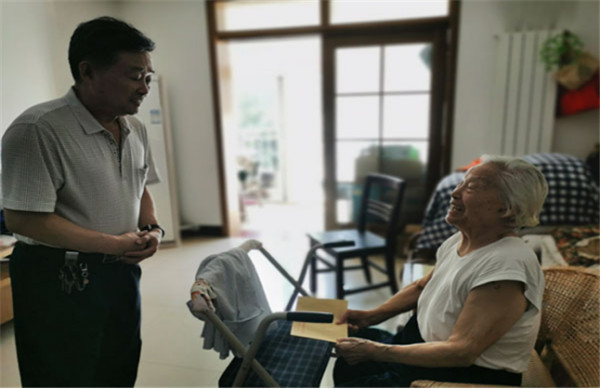 淮南市市場監管局開展中秋走訪慰問老干部活動