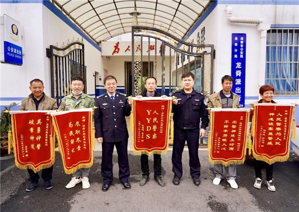 淮南民警為農民工追回工資17萬，工人送錦旗“YYDS”