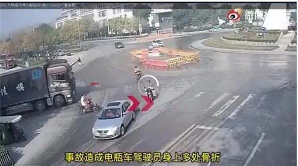 驚險一幕！淮南壽縣電瓶車駕駛人被卷入貨車底部...