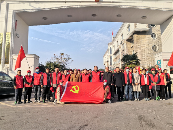淮南市紀委監委機關黨員深入姚南社區開展環境衛生整治