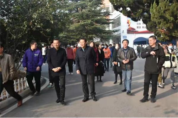 淮南市教體局副局長洪光社來淮南二十六中督導創城工作