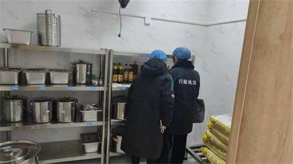 淮南市市場監(jiān)管局高新區(qū)分局開展校園食品安全“統(tǒng)一查、隨機檢”活動