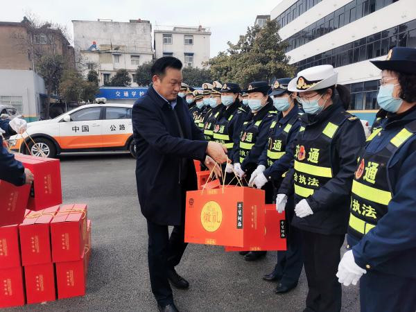 淮南市交通運輸局黨組書記、局長李輝看望慰問春節堅守崗位的干部職工并檢查指導春運安全和疫情防控工作