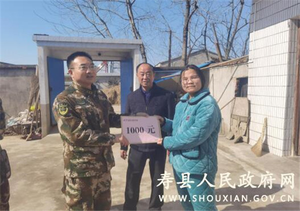 武警淮南支隊(duì)慰問(wèn)貧困戶(hù)