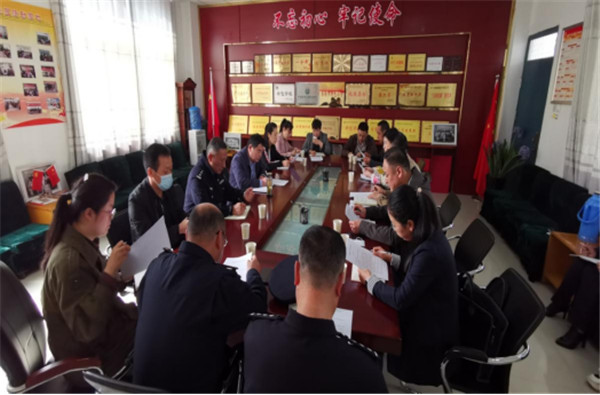 淮南市謝家集區委常委、區委政法委書記顧為民赴謝一小走訪調研